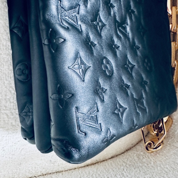 Coussin MM in Noir & Gold – Understated Glamour, Bold Refinement - Picture 11 of 12